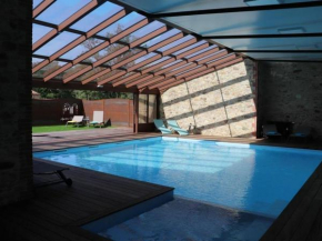 Élégant gîte 18ème siècle rénové avec piscine couverte, terrasse et grand terrain aux Herbiers. - FR-1-426-406